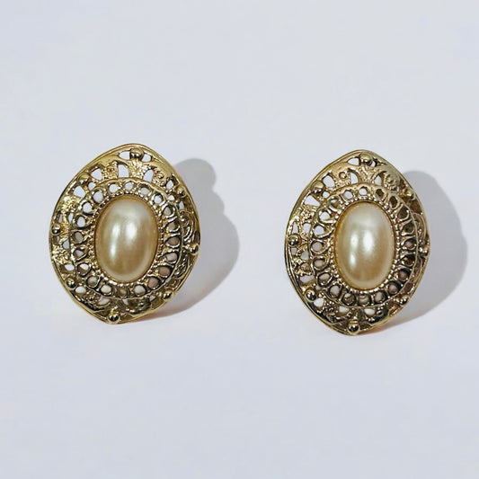 Vintage 80’s Pearl stud earrings